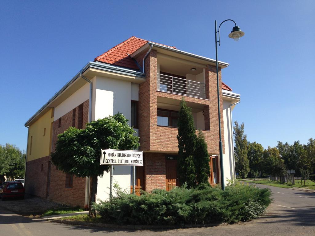 גיולה Lovagvar Apartments מראה חיצוני תמונה